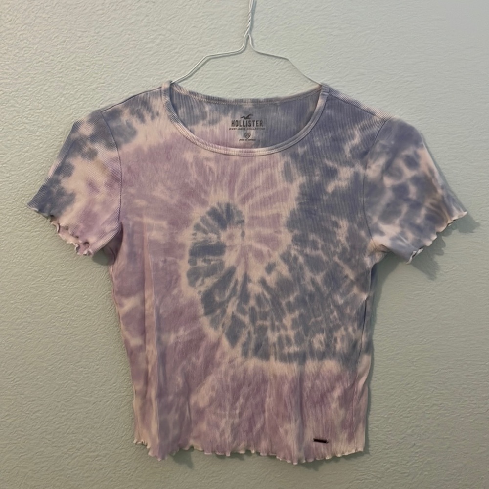hollister baby tee!